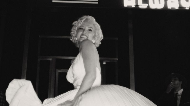 Marilyn Monroe s-a &icirc;ntors! Ana de Armas face senzație &icirc;ntr-o altă producție Netflix, dar fanii sunt supărați pe accentul spaniol al actriței