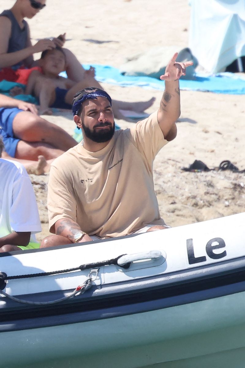 Drake a fost testat pozitiv pentru COVID și amână spectacolul Young Money Reunion: „Îmi pare atât de rău”