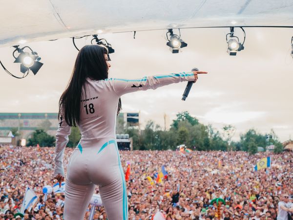 INNA, apariție senzuală la aeroportul din Belgia &icirc;nainte de a urca pe scena de la Tomorrowland alături de Timmy Trumpet