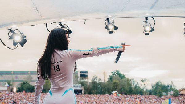 INNA, apariție senzuală la aeroportul din Belgia înainte de a urca pe scena de la Tomorrowland alături de Timmy Trumpet