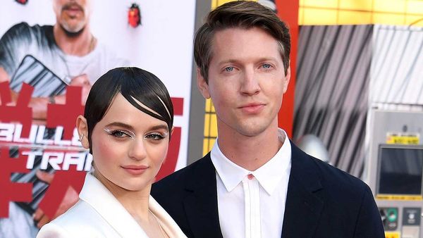 Joey King, pe covorul roșu la premiera filmului „Bullet Train” împreună cu logodnicul ei. Actrița va împărți platoul de filmare cu Brad Pitt