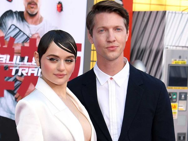 Joey King, pe covorul roșu la premiera filmului &bdquo;Bullet Train&rdquo; &icirc;mpreună cu logodnicul ei. Actrița va &icirc;mpărți platoul de filmare cu Brad Pitt