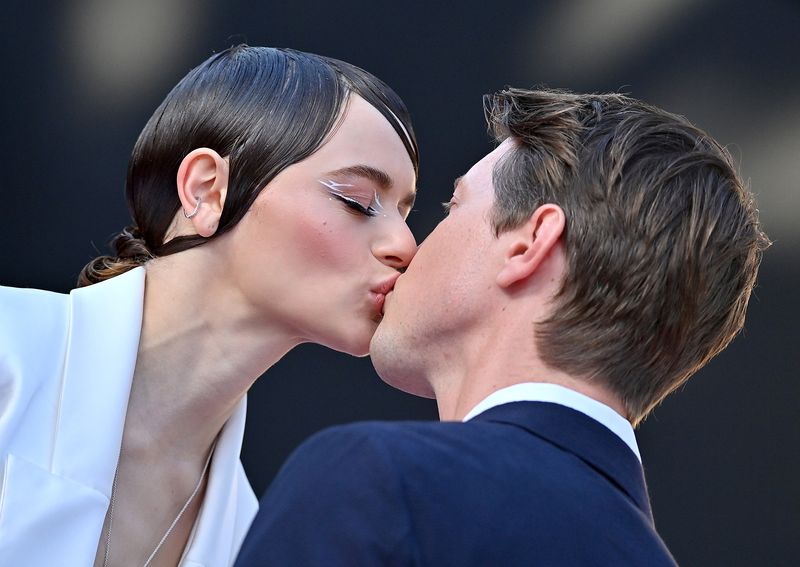 Joey King, pe covorul roșu la premiera filmului „Bullet Train” împreună cu logodnicul ei. Actrița va împărți platoul de filmare cu Brad Pitt