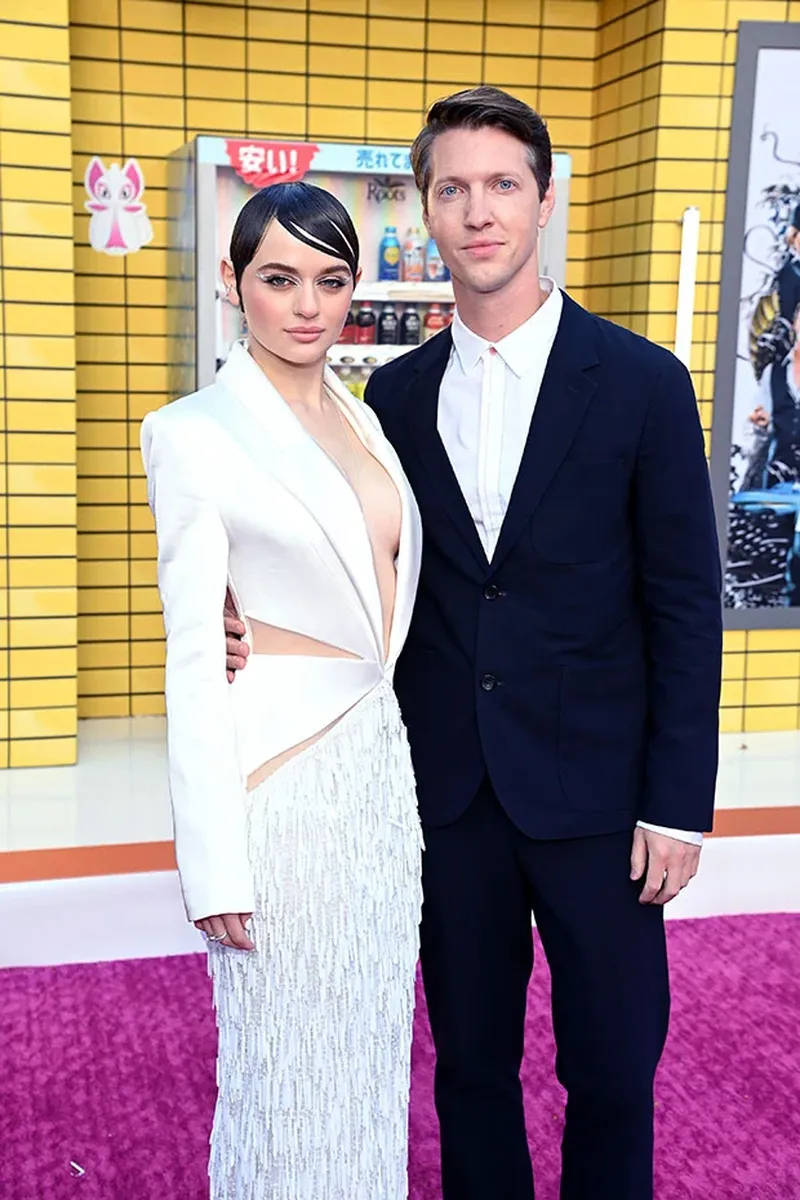 Joey King, pe covorul roșu la premiera filmului „Bullet Train” împreună cu logodnicul ei. Actrița va împărți platoul de filmare cu Brad Pitt