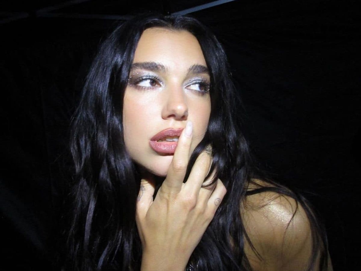 Dua Lipa este supusă testului celor 90 de secunde! Vezi aici cum a răspuns vedeta curiozităților  în timp ce se afla în cel mai așteptat turneu al ei