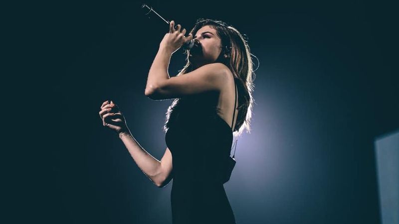 Selena Gomez se distrează &icirc;n vacanță &icirc;n Positano alături de un potențial iubit! Vezi cine este bărbatul misterios