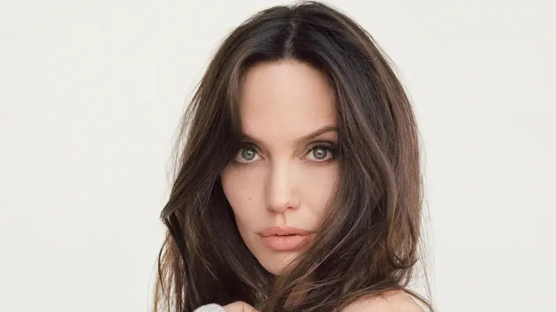 După despărțirea de Brad Pitt, Angelina Jolie a recunoscut că are un nou crush. Despre ce bărbat misterios este vorba