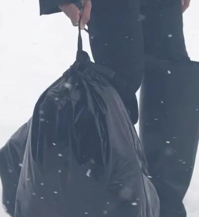 Geantă care arată exact ca un sac de gunoi, vândută cu 1.800 de dolari