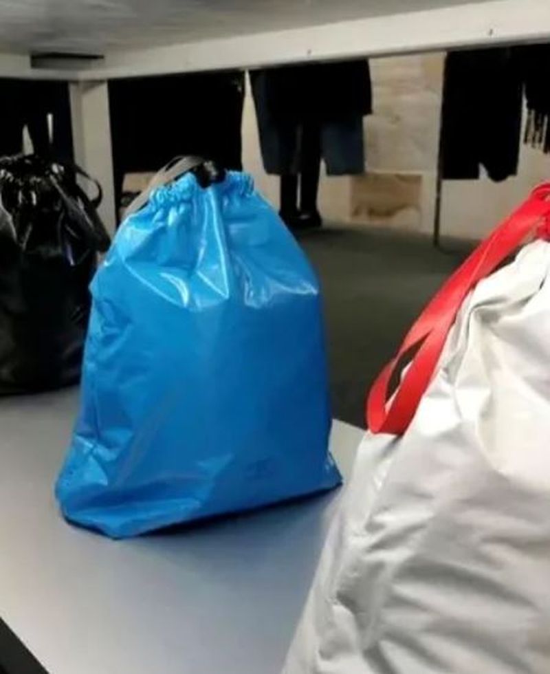 Geantă care arată exact ca un sac de gunoi, vândută cu 1.800 de dolari