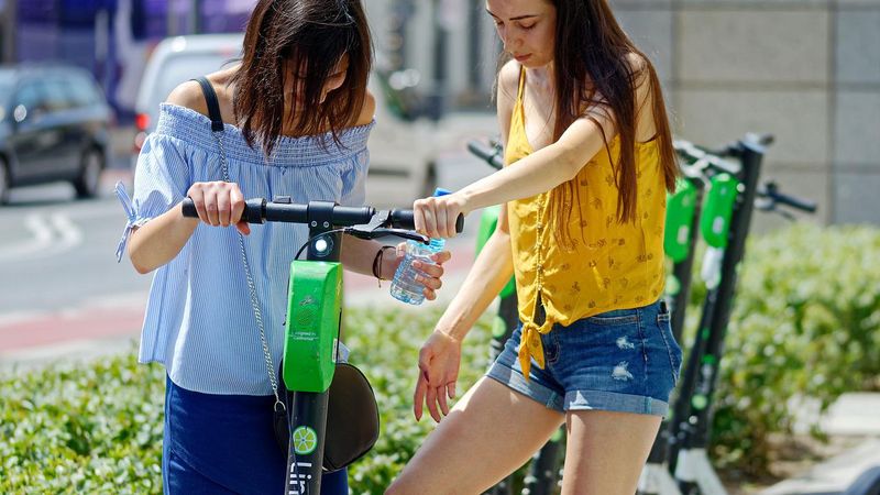 Codul Rutier 2022: Ai voie să mergi cu trotineta electrică pe trotuar?