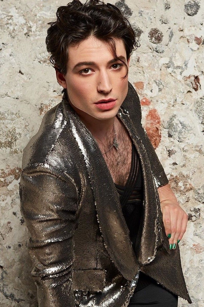 Ezra Miller a fost acuzat de furt calificat în Stamford