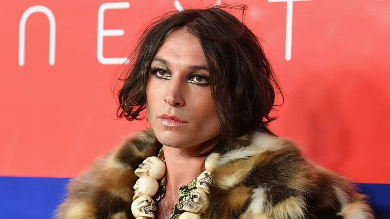 Ezra Miller a fost acuzat de furt calificat în Stamford