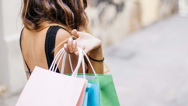 Bancul zilei de miercuri, 10 august 2022: Nevasta unui preot nu prea bogat vine de la oraş cu o rochie nouă