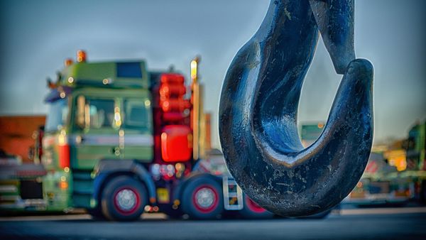 Preț tractări auto 2022: Cât costă să îți tractezi mașina în România?