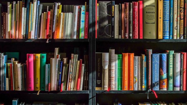 Bancul zilei de joi, 11 august 2022: O femeie căuta o carte în bibliotecă. Soțul o întreabă: „Ce cauți dragă?”