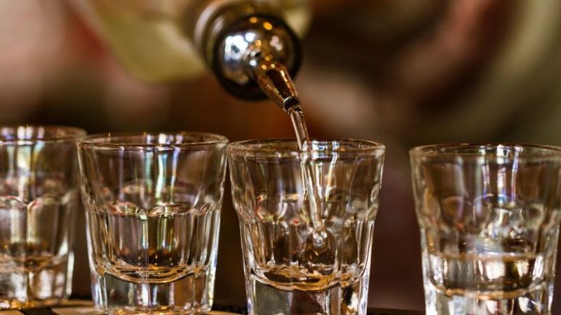 Bancul zilei de vineri, 12 august 2022: Un t&acirc;năr intră &icirc;ntr-un bar, fericit că se &icirc;nsoară. El dă de băut la toata lumea