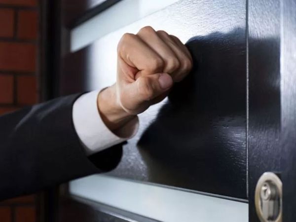 Bancul zilei de marți, 16 august 2022: Ion vine acasă rupt de beat şi găseşte uşa &icirc;ncuiată: &bdquo;Mărie, deschide uşa!&rdquo;