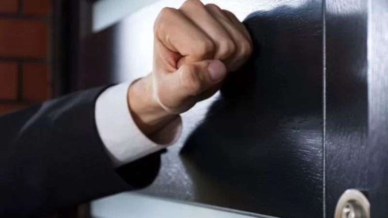 Bancul zilei de marți, 16 august 2022: Ion vine acasă rupt de beat şi găseşte uşa &icirc;ncuiată: &bdquo;Mărie, deschide uşa!&rdquo;