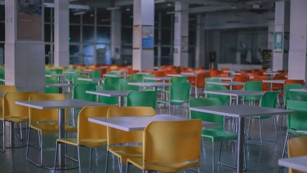 Bancul zilei de luni, 22 august 2022: Un student se duce la cantină şi singurul loc liber este lângă un profesor: „Fiecare cu ce n-are”