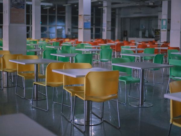 Bancul zilei de luni, 22 august 2022: Un student se duce la cantină şi singurul loc liber este l&acirc;ngă un profesor: &bdquo;Fiecare cu ce n-are&rdquo;