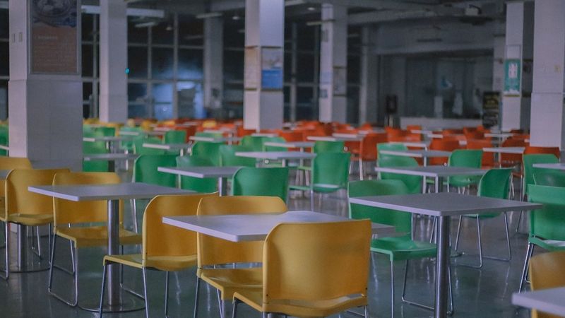 Bancul zilei de luni, 22 august 2022: Un student se duce la cantină şi singurul loc liber este l&acirc;ngă un profesor: &bdquo;Fiecare cu ce n-are&rdquo;