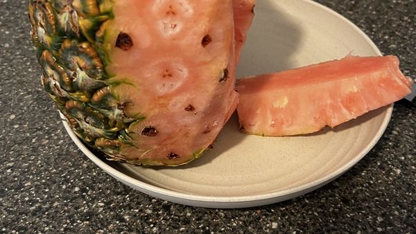 Ananasul roz, creat după 12 ani de cercetări. Cât costă fructul exotic