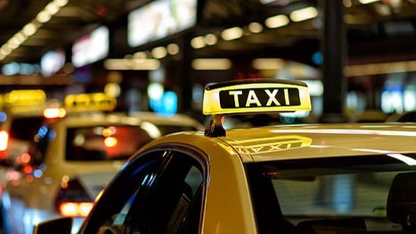 Bancul zilei de miercuri, 24 august 2022: Într-un taxi se urcă o călugăriță elegantă şi frumoasă: „Mi-e ruşine să vă spun”