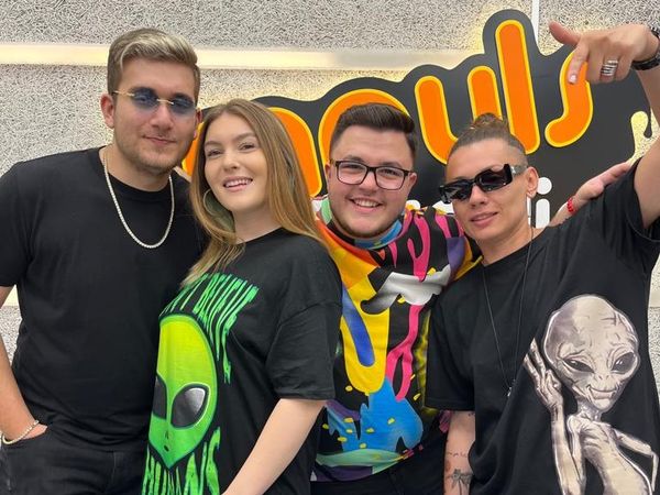 AlbWho, Serena și Just A Gemini, supriză pentru Mihai H&icirc;nda! Au dat buzna &icirc;n studio-ul Radio Impuls