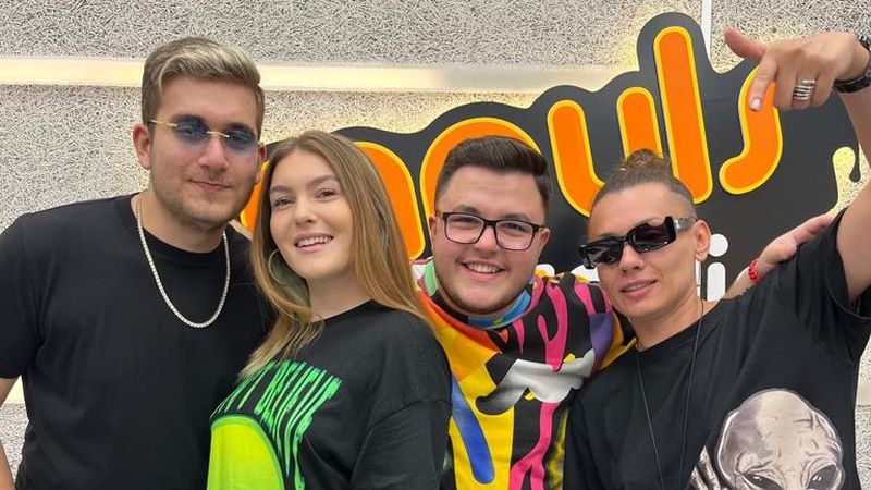 AlbWho, Serena și Just A Gemini, supriză pentru Mihai H&icirc;nda! Au dat buzna &icirc;n studio-ul Radio Impuls