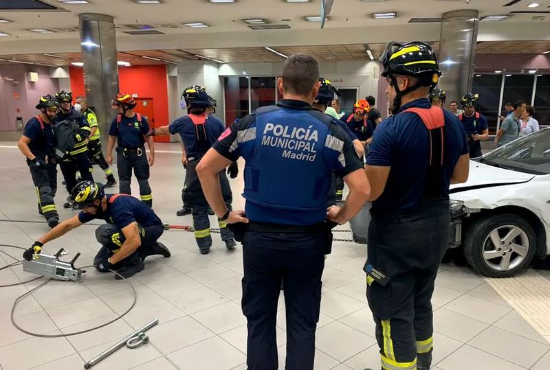 Video viral! Un șofer a ajuns cu mașina pe scările de la metrou și a rămas blocat