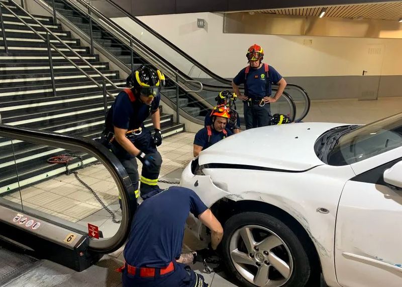 Video viral! Un șofer a ajuns cu mașina pe scările de la metrou și a rămas blocat