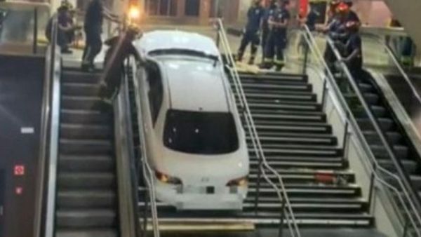 Video viral! Un șofer a ajuns cu mașina pe scările de la metrou și a rămas blocat