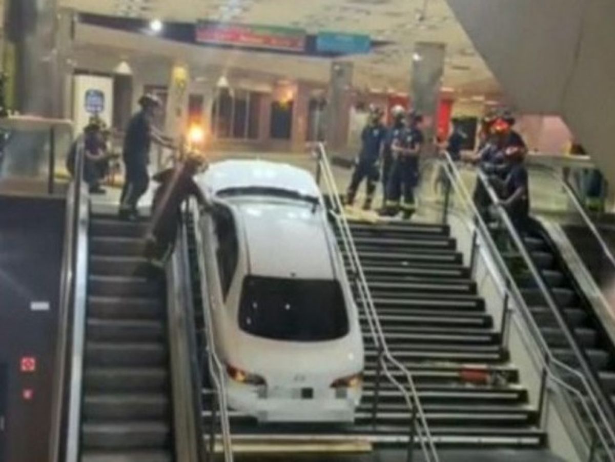 Video viral! Un șofer a ajuns cu mașina pe scările de la metrou și a rămas blocat