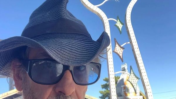 25 august 2022. Tim Burton împlinește 63 de ani. 5 lucruri mai puțin știute despre regizor