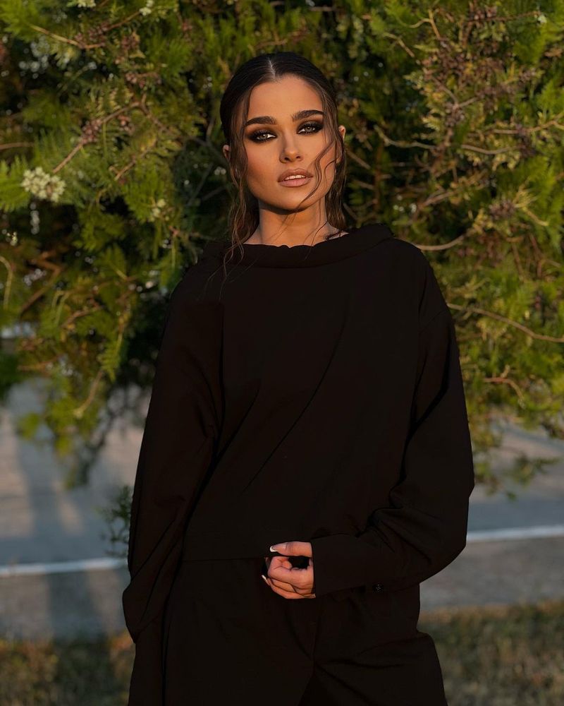 Theo Rose, supărată că mama ei a născut-o.