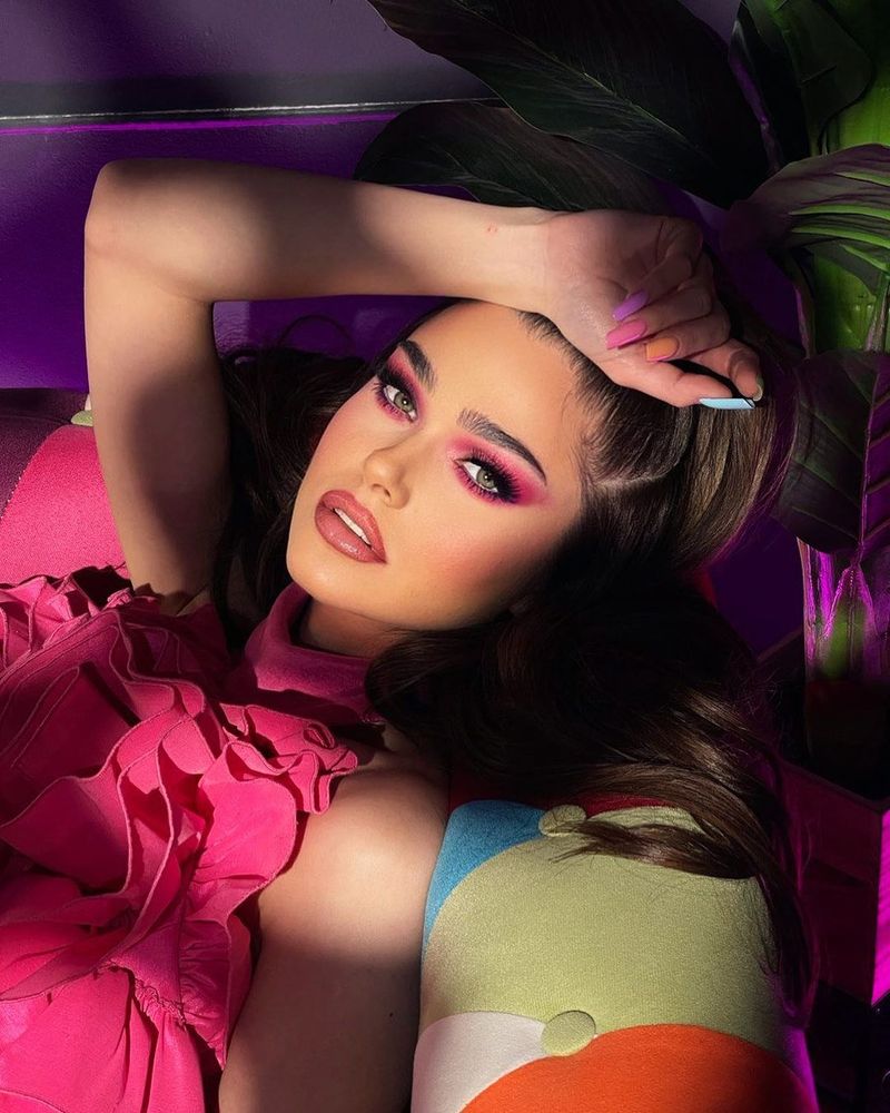 Theo Rose, supărată că mama ei a născut-o.