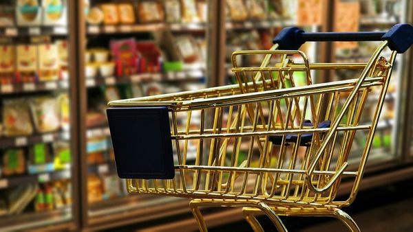 Bancul zilei de joi, 25 august 2022! Soțul își însoțește soția la cumpărături într-un supermarket: „Heeei! Ce faci?”