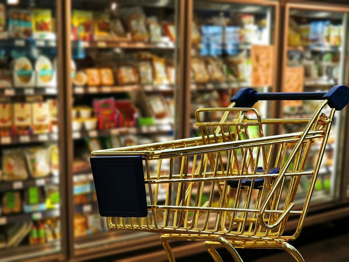 Bancul zilei de joi, 25 august 2022: Soțul își însoțește soția la cumpărături într-un supermarket