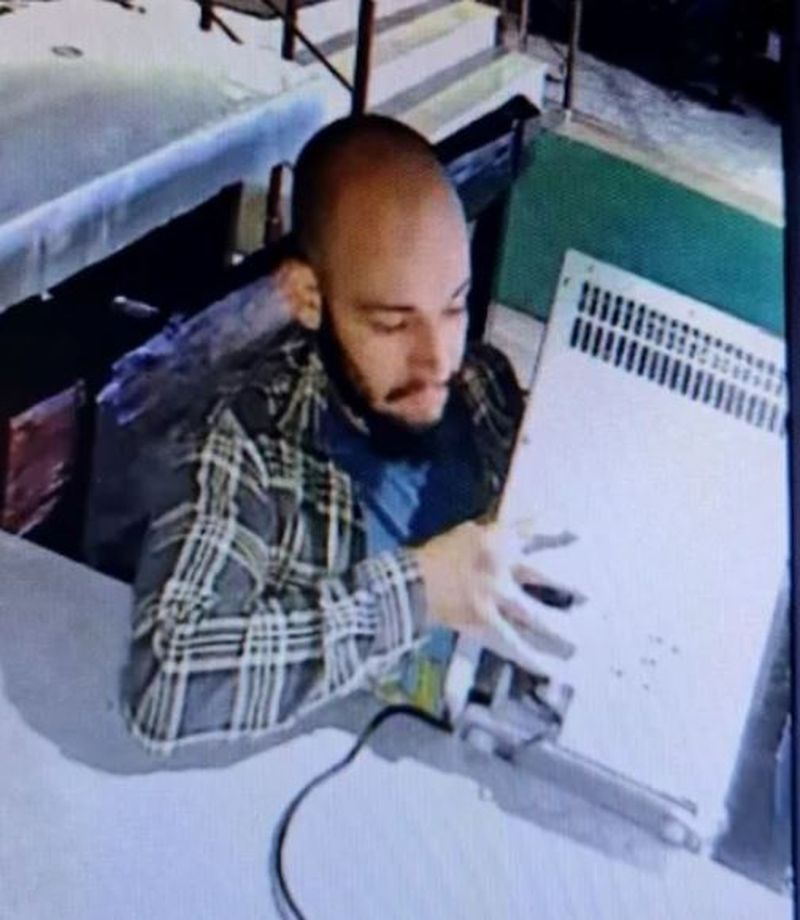 Un turist din Vama Veche, surprins de camerele de supraveghere în timp ce fura frigiderul de la cazare