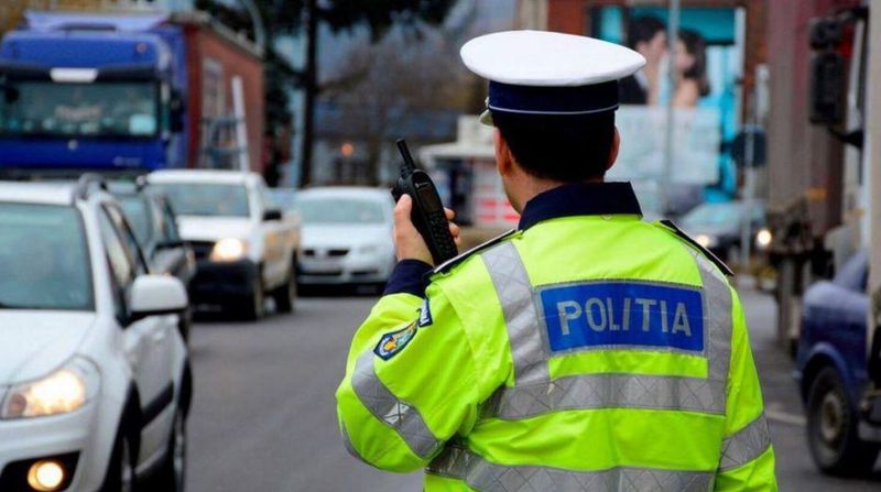 O polițistă vitezomană sub acoperire i-a ”întins” o capcană unui coleg de la Rutieră