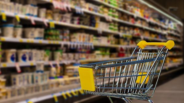 Bancul zilei de luni, 29 august 2022: Un bărbat abordează o femeie foarte frumoasă într-un hipermarket: „Nu vă supărați”