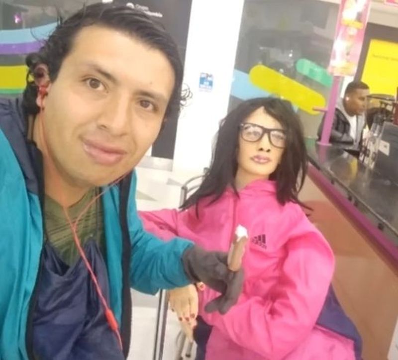 Un bărbat are o relație cu o păpușă și plănuiește să se căsătorească cu ea