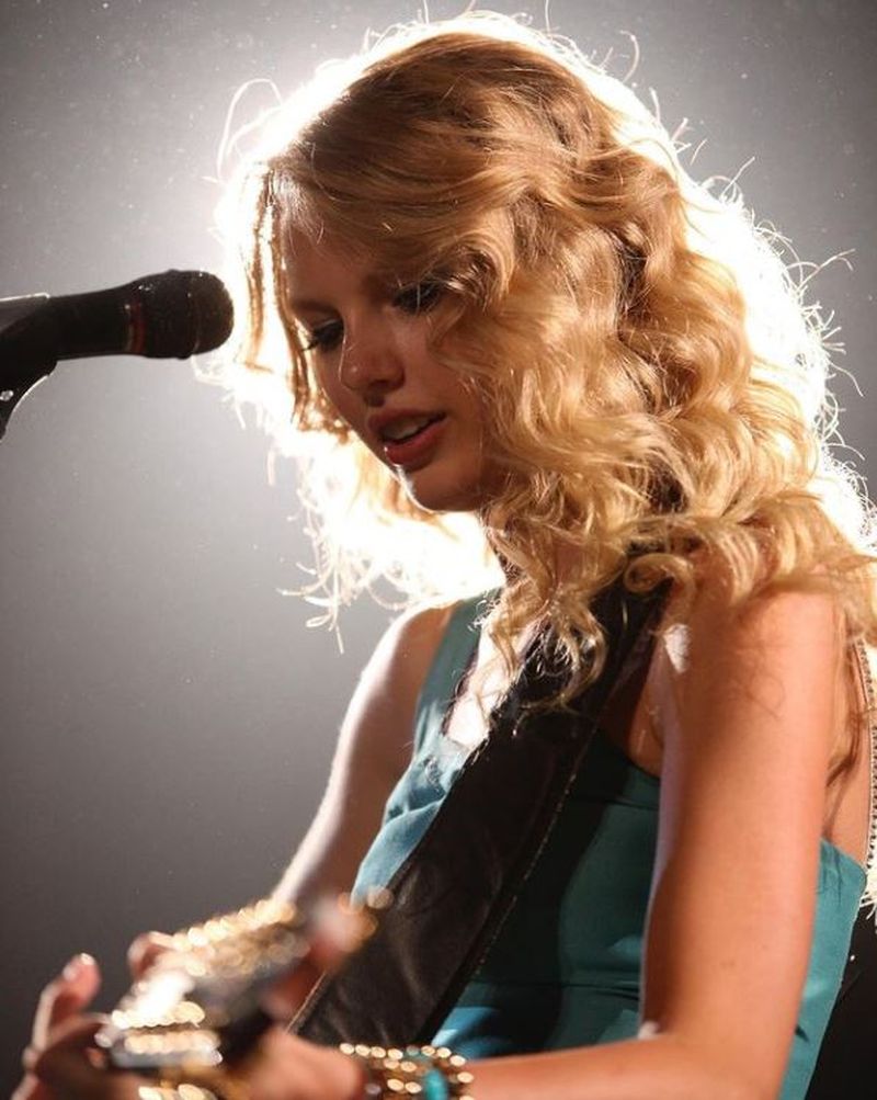 Taylor Swift lansează 