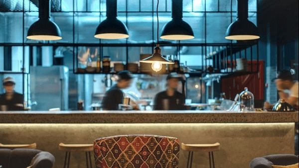 Bancul zilei de marți, 30 august 2022:  Un fermier merge la barul local şi se aşează pe singurul scaun liber, lângă o femeie: „Ce coincidență”