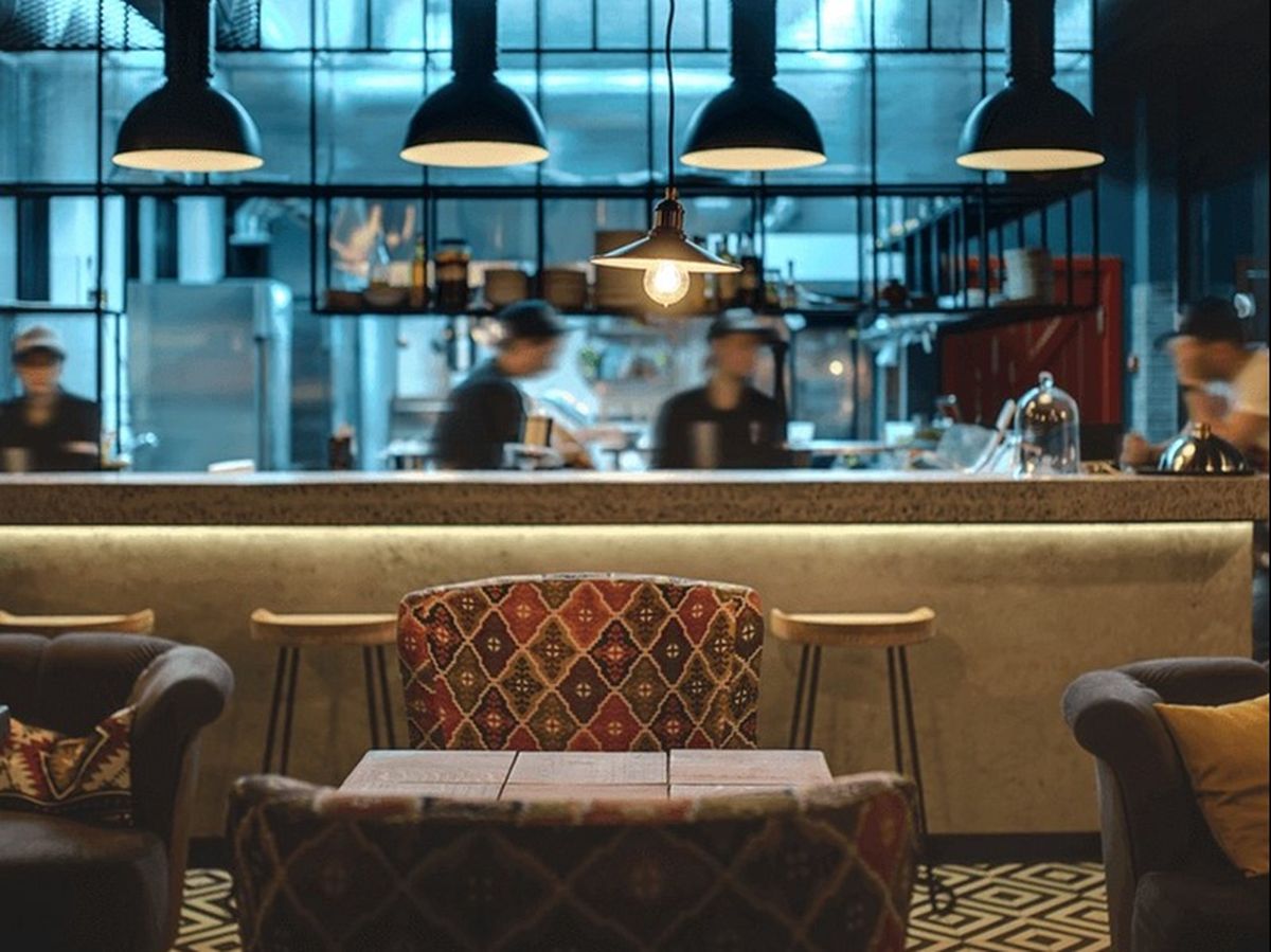 Bancul zilei de marți, 30 august 2022:  Un fermier merge la barul local şi se aşează pe singurul scaun liber, lângă o femeie