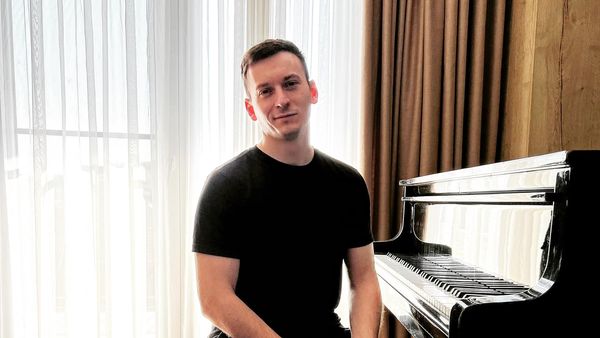 Solistul The Motans, detalii neștiute din spatele persoanei care este astăzi! Cine l-a susținut necondiționat pe Denis Roabeș: „Absolut în orice”