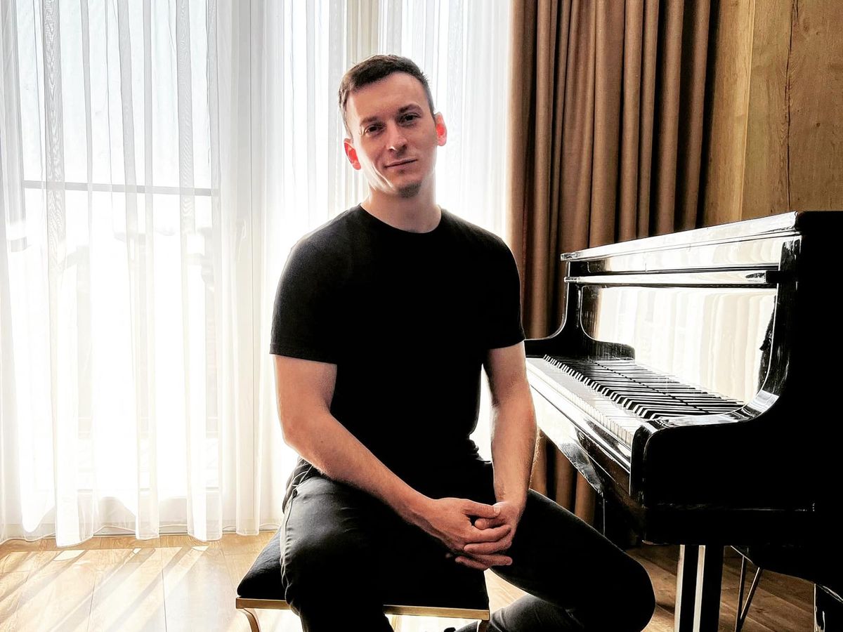  Cine l-a susținut necondiționat pe Denis Roabeș