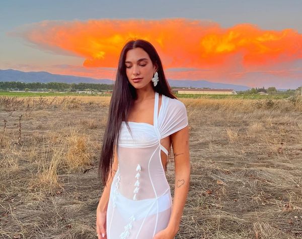 Dua Lipa, ținută complet albă și transparentă la nunta unui prieten. A arătat ca o mireasă &icirc;ndrăzneață