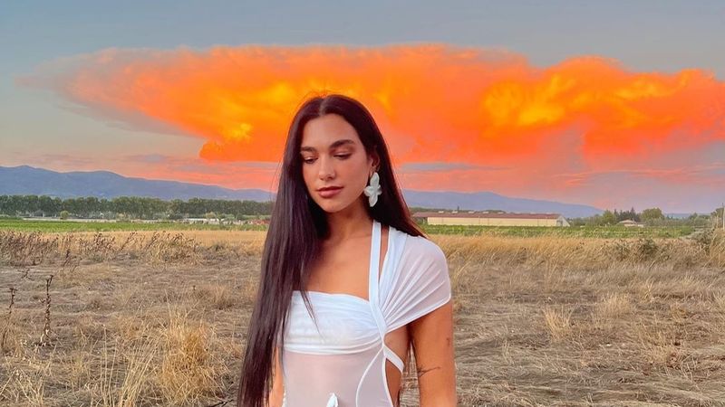 Dua Lipa, ținută complet albă și transparentă la nunta unui prieten. A arătat ca o mireasă îndrăzneață