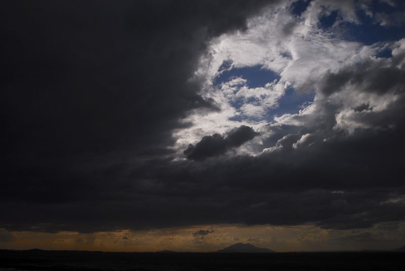 Atenționare meteo de vreme rea! Cod roşu, portocaliu şi galben de ploi şi furtuni în toată ţara